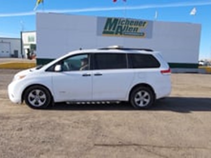 2013-toyota-sienna-image-5