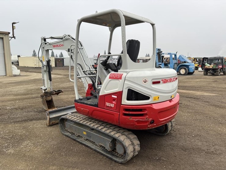 2021-takeuchi-tb240-image-4