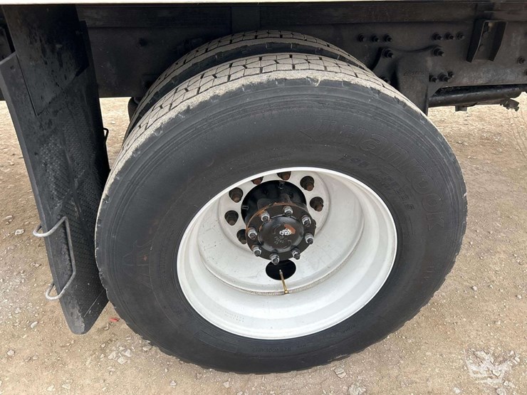 2018-freightliner-m2-106-image-27