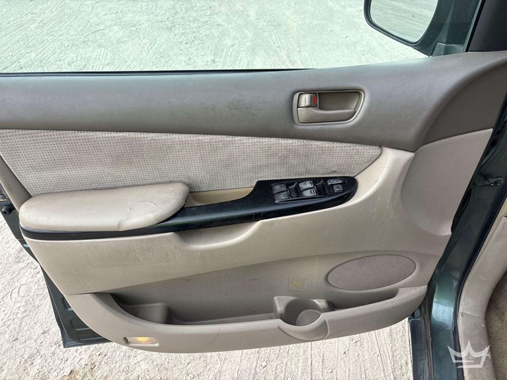 2005-toyota-sienna-image-11