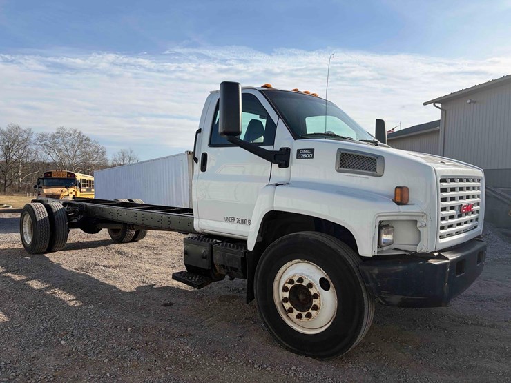 2007-gmc-7500-image-3