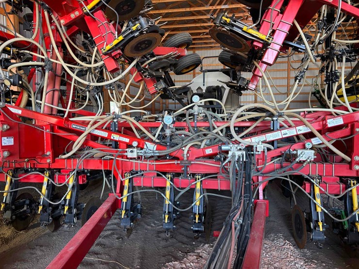 2014-bourgault-7700-image-2