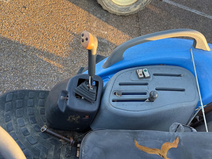 new-holland-t2320-image-25