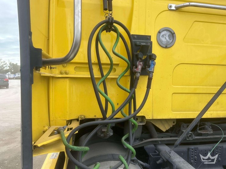 2018-volvo-vnl-760-t/a-sleeper-cab-truck-tractor-image-13