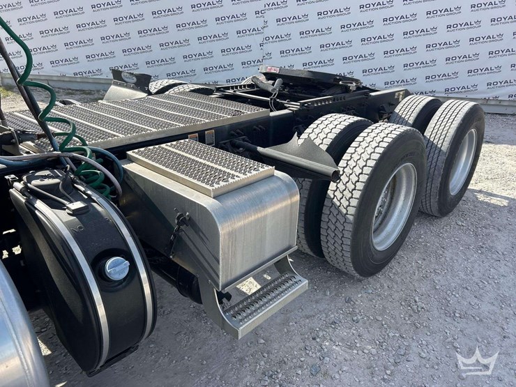 2022-peterbilt-579-image-21