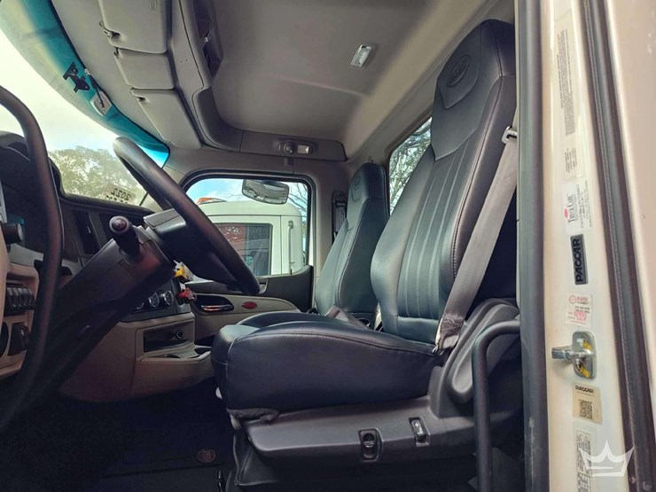 2022-peterbilt-567-image-34