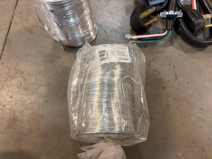 assortment-of-whirlpool-appliance-connectors-and-hoses-image-5