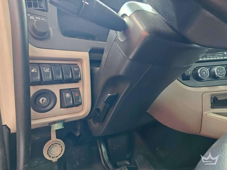 2022-peterbilt-567-image-25