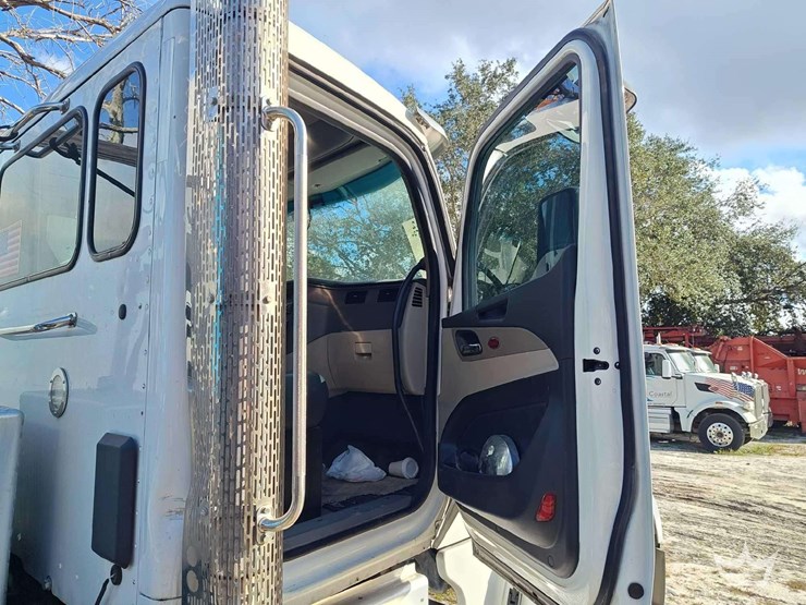 2022-peterbilt-567-t/a-wet-kit-day-cab-truck-tractor-image-33