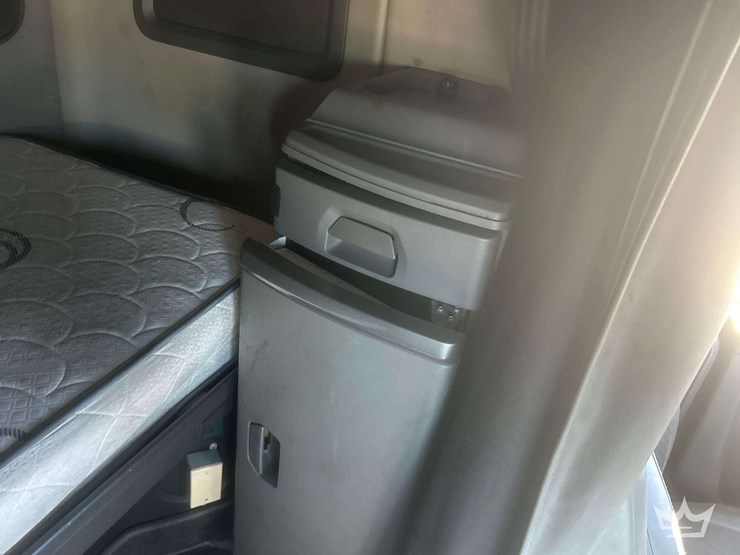 2018-volvo-vnl-760-t/a-sleeper-cab-truck-tractor-image-33