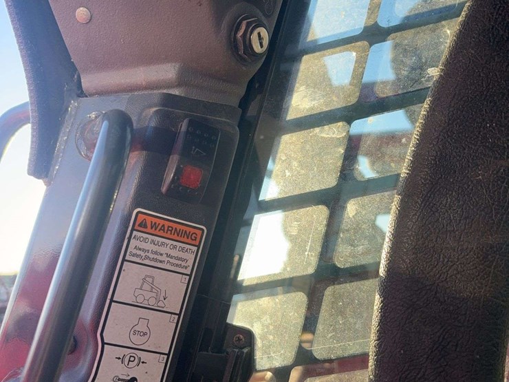 2015-gehl-v270-image-23