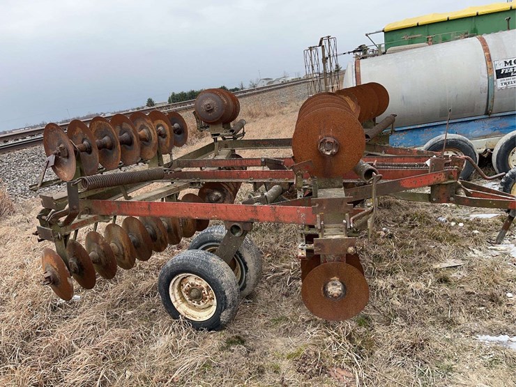 international-18ft-manual-fold-disk-with-tandem-axle-image-2