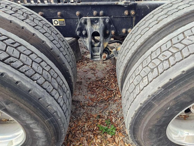 2022-peterbilt-567-image-39