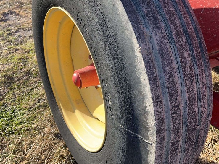 new-holland-305-image-12