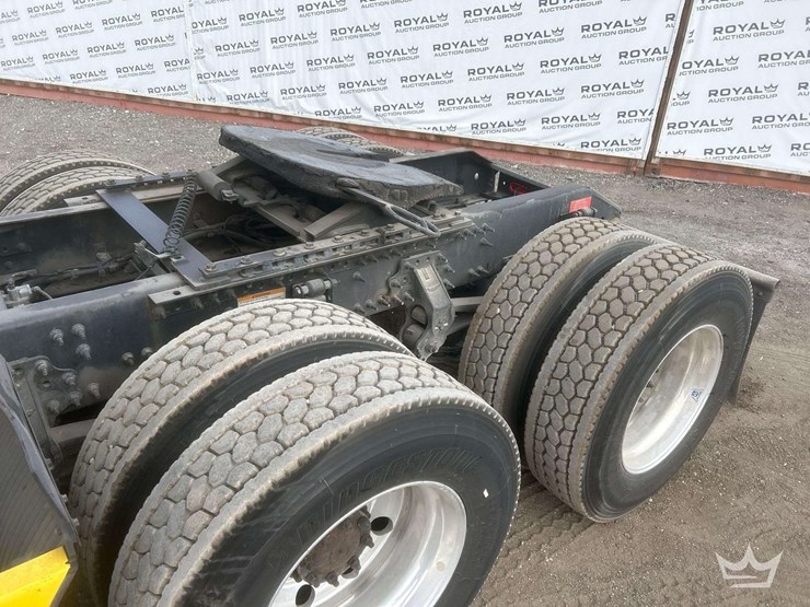 2018-volvo-vnl-760-t/a-sleeper-cab-truck-tractor-image-12