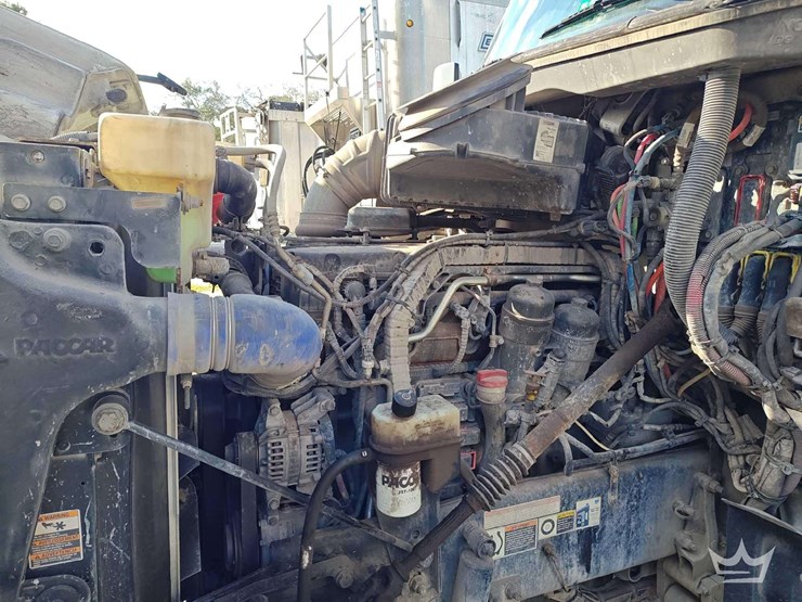 2022-peterbilt-567-t/a-wet-kit-day-cab-truck-tractor-image-11