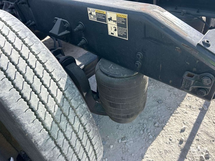 2022-peterbilt-579-image-23