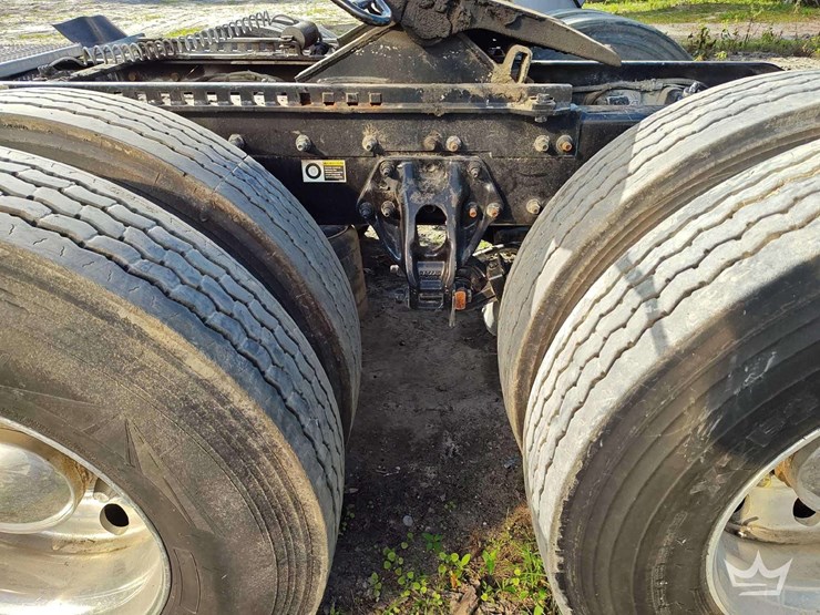 2022-peterbilt-567-t/a-wet-kit-day-cab-truck-tractor-image-16