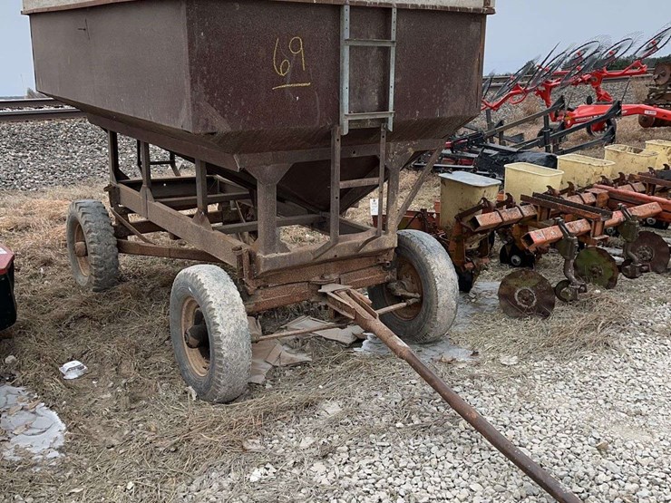 e-z-trail-220-gravity-wagon-image-3