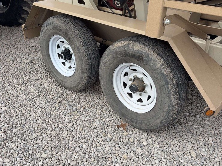 2018-unverferth-2755-seed-tender,-tandem-axle,-roll-tarp,-talc-inductor,-corded-remote,-good-shape,-honda-engine,-just-upgraded-to-a-triple-axel,-field-ready-image-6