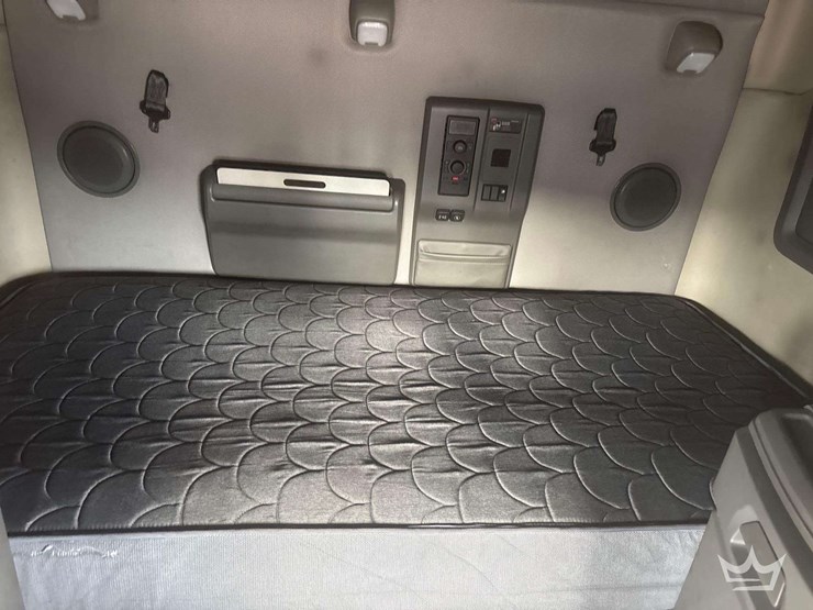 2018-volvo-vnl-760-t/a-sleeper-cab-truck-tractor-image-30