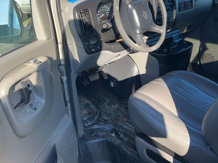 2001-chevrolet-3500-image-13