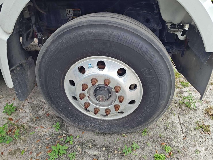 2022-peterbilt-567-image-33