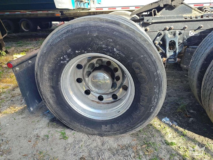 2022-peterbilt-567-t/a-wet-kit-day-cab-truck-tractor-image-40