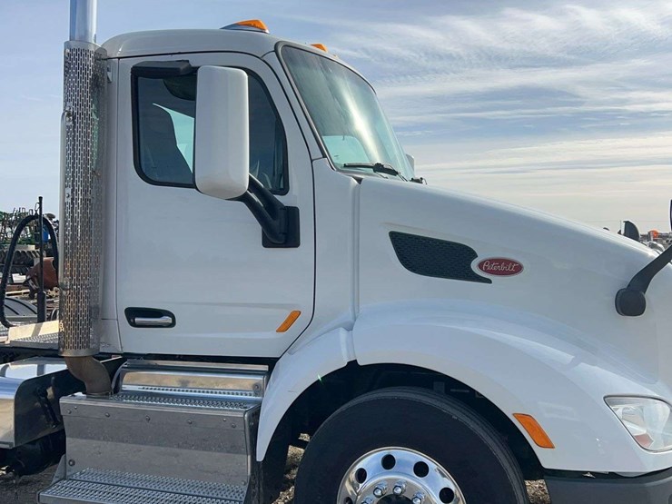 2017-peterbilt-579-image-3