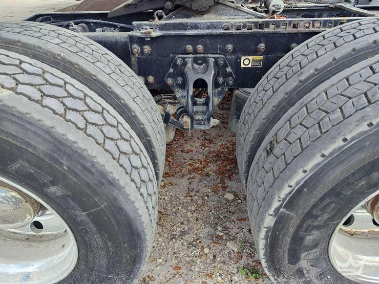 2022-peterbilt-567-image-38