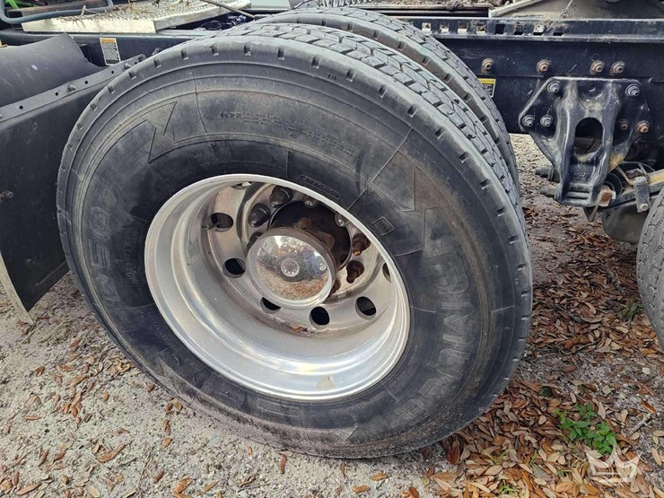 2022-peterbilt-567-image-37