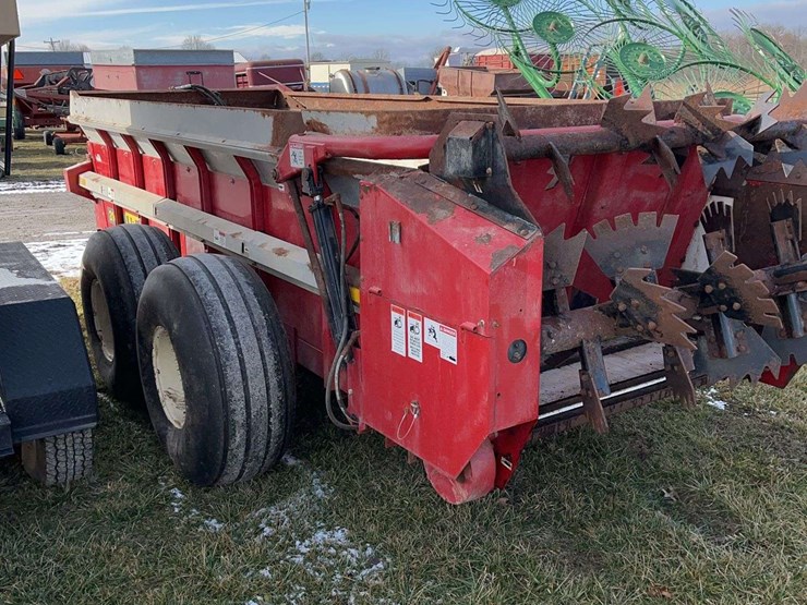2019-h&s-manure-spreader-3143-model,-small-1000pto,-with-manual,-good-shape,-field-ready,-tandem-axle-image-3