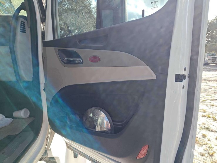 2022-peterbilt-567-t/a-wet-kit-day-cab-truck-tractor-image-27