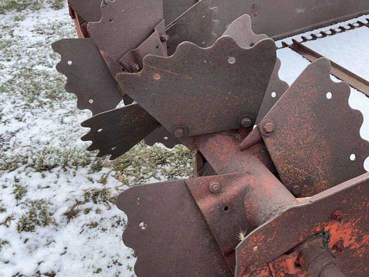 new-holland-328-image-8