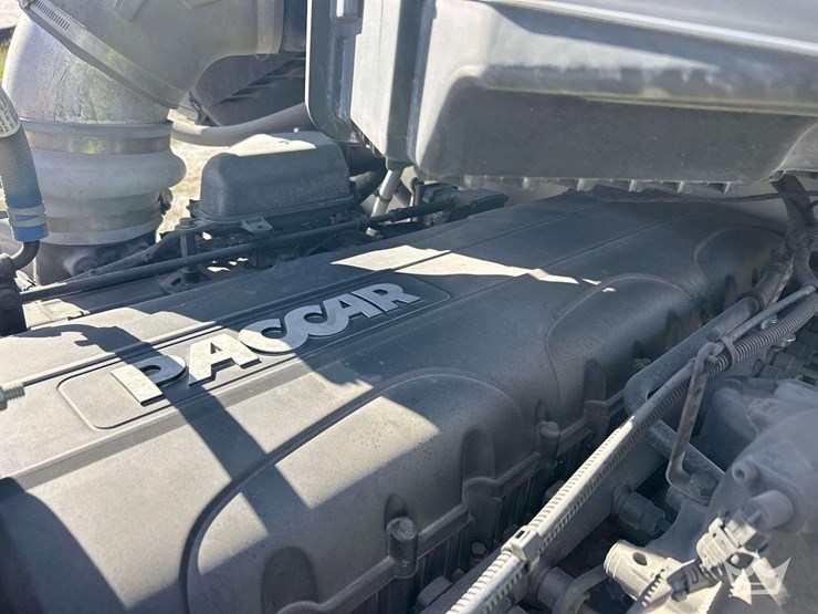 2022-peterbilt-579-image-10