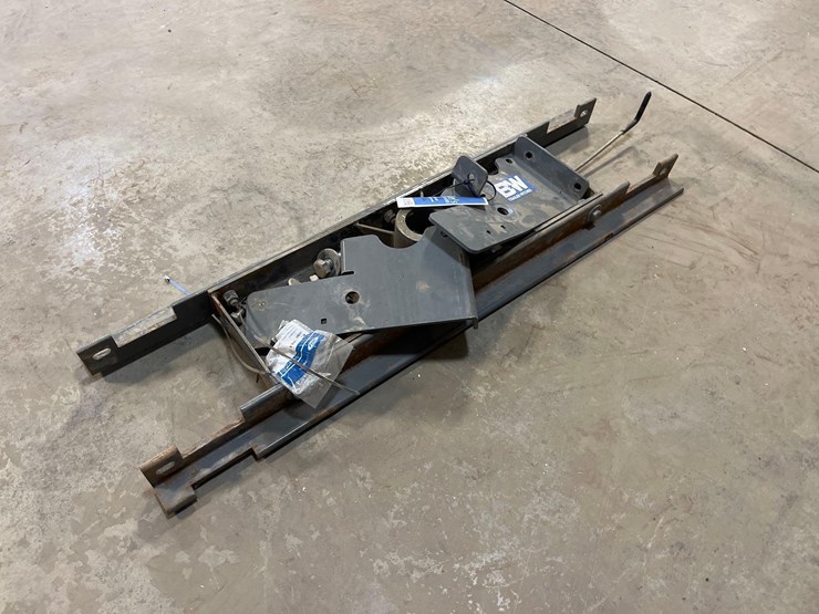 b&w-gooseneck-hitch-mount-image-3