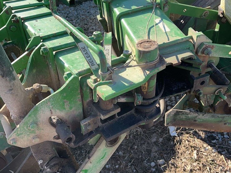 2024-john-deere-7000-image-11