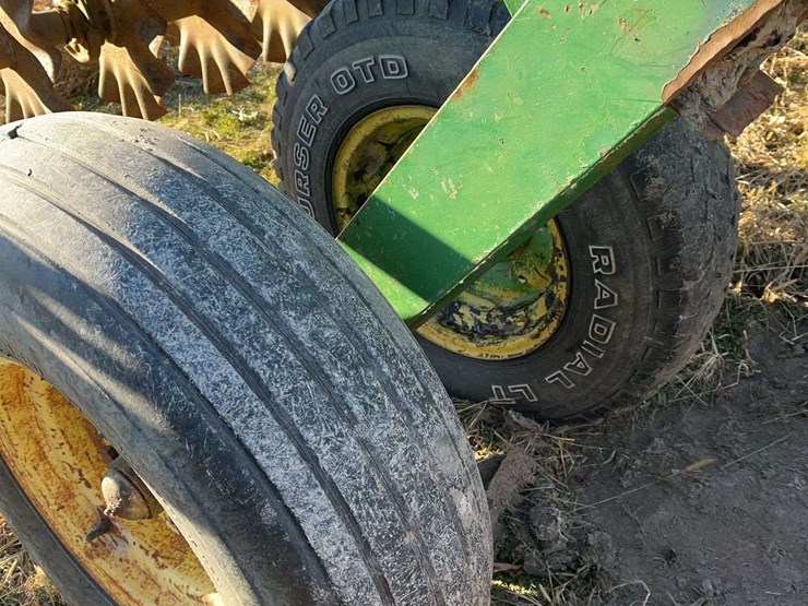 john-deere-230-image-11