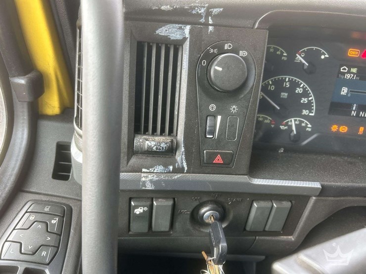 2018-volvo-vnl-760-t/a-sleeper-cab-truck-tractor-image-38