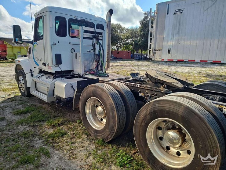 2022-peterbilt-567-t/a-wet-kit-day-cab-truck-tractor-image-4
