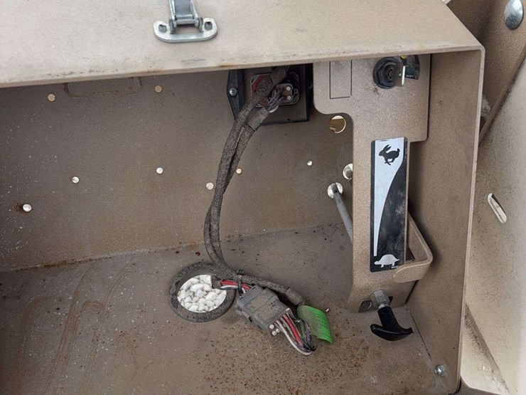 2018-unverferth-2755-seed-tender,-tandem-axle,-roll-tarp,-talc-inductor,-corded-remote,-good-shape,-honda-engine,-just-upgraded-to-a-triple-axel,-field-ready-image-22