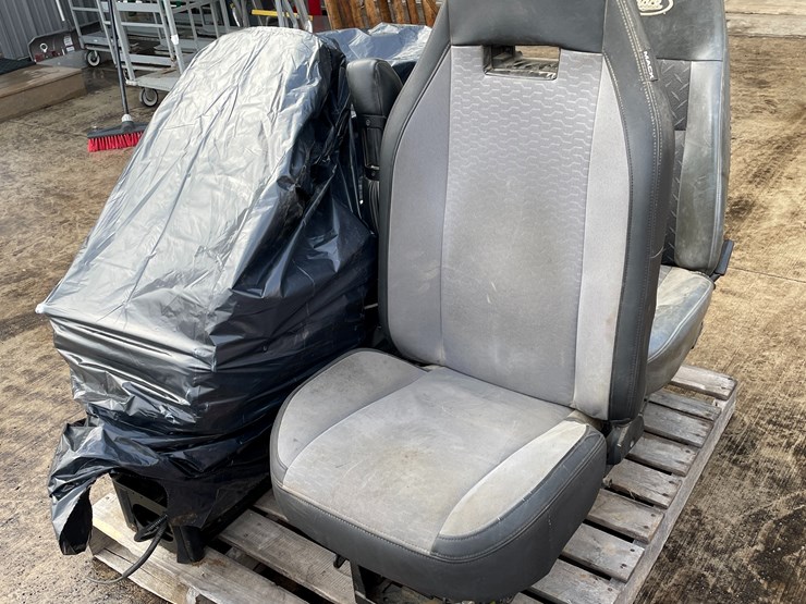 #1319-•-(4)-air-ride-seats-image-1