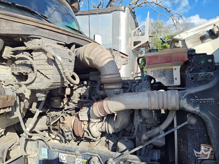 2022-peterbilt-567-t/a-wet-kit-day-cab-truck-tractor-image-10