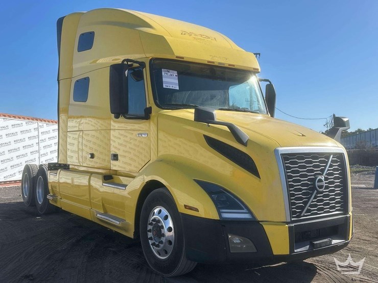 2018-volvo-vnl-760-t/a-sleeper-cab-truck-tractor-image-2