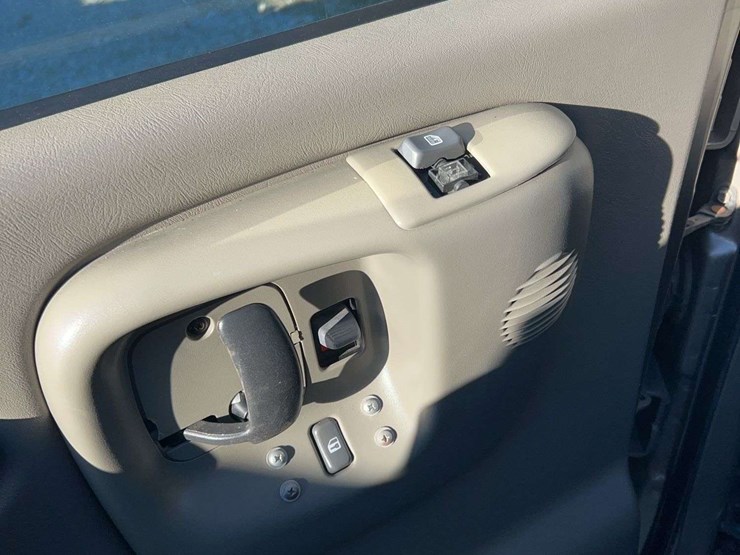 2001-chevrolet-3500-image-14