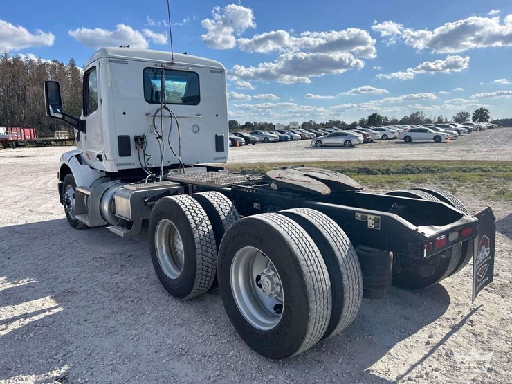 2022-peterbilt-579-image-4