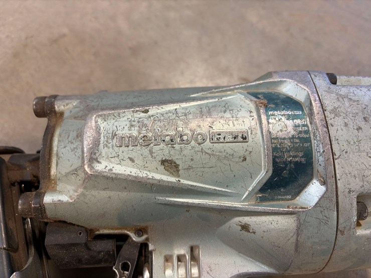 assortment-of-nail-guns-and-hoses-image-7