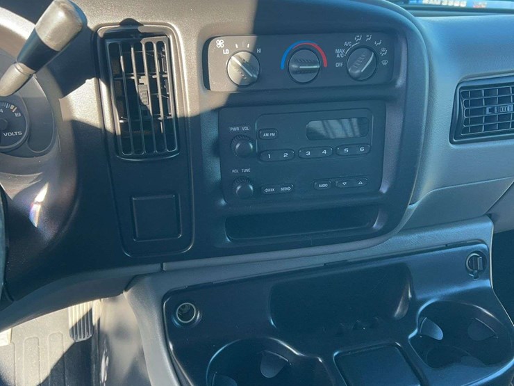 2001-chevrolet-3500-image-17