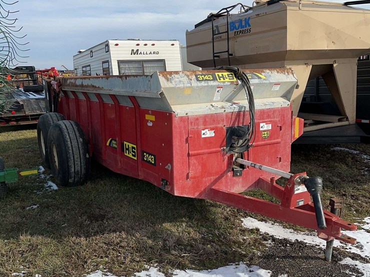 2019-h&s-manure-spreader-3143-model,-small-1000pto,-with-manual,-good-shape,-field-ready,-tandem-axle-image-1