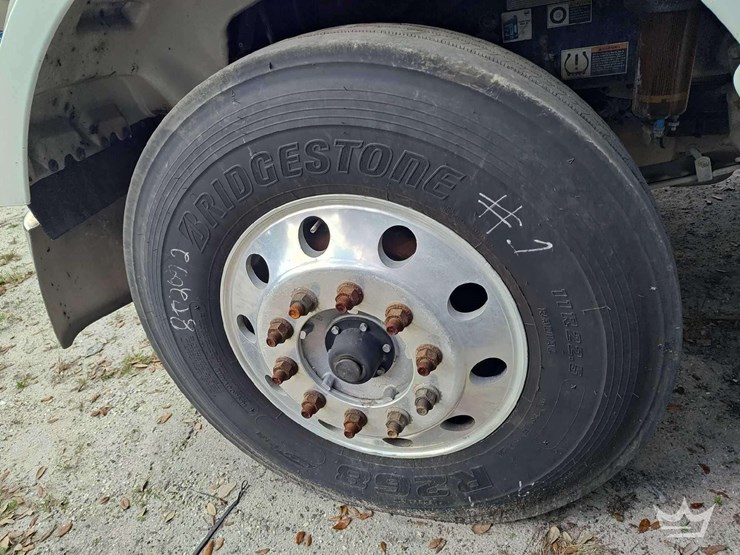 2022-peterbilt-567-image-36